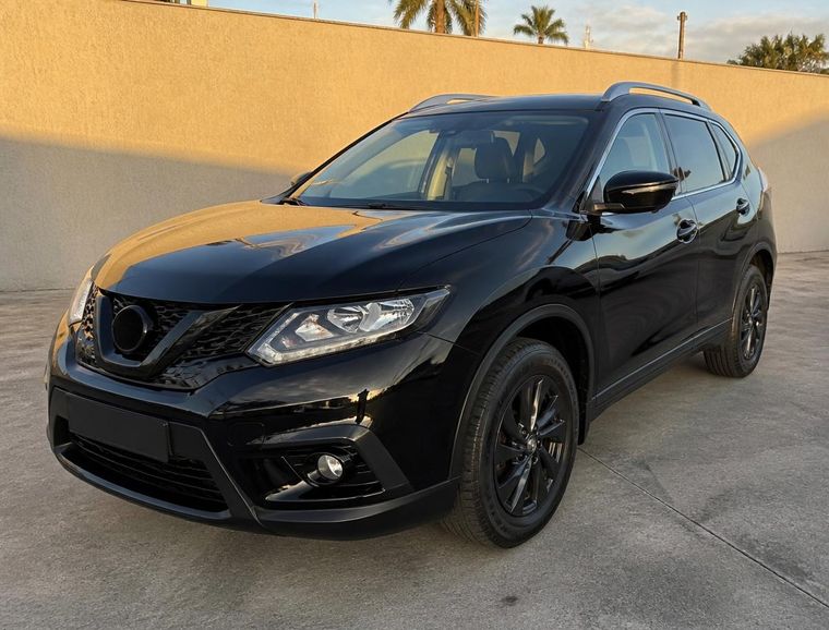 Frente de um SUV no pátio ao entardecer