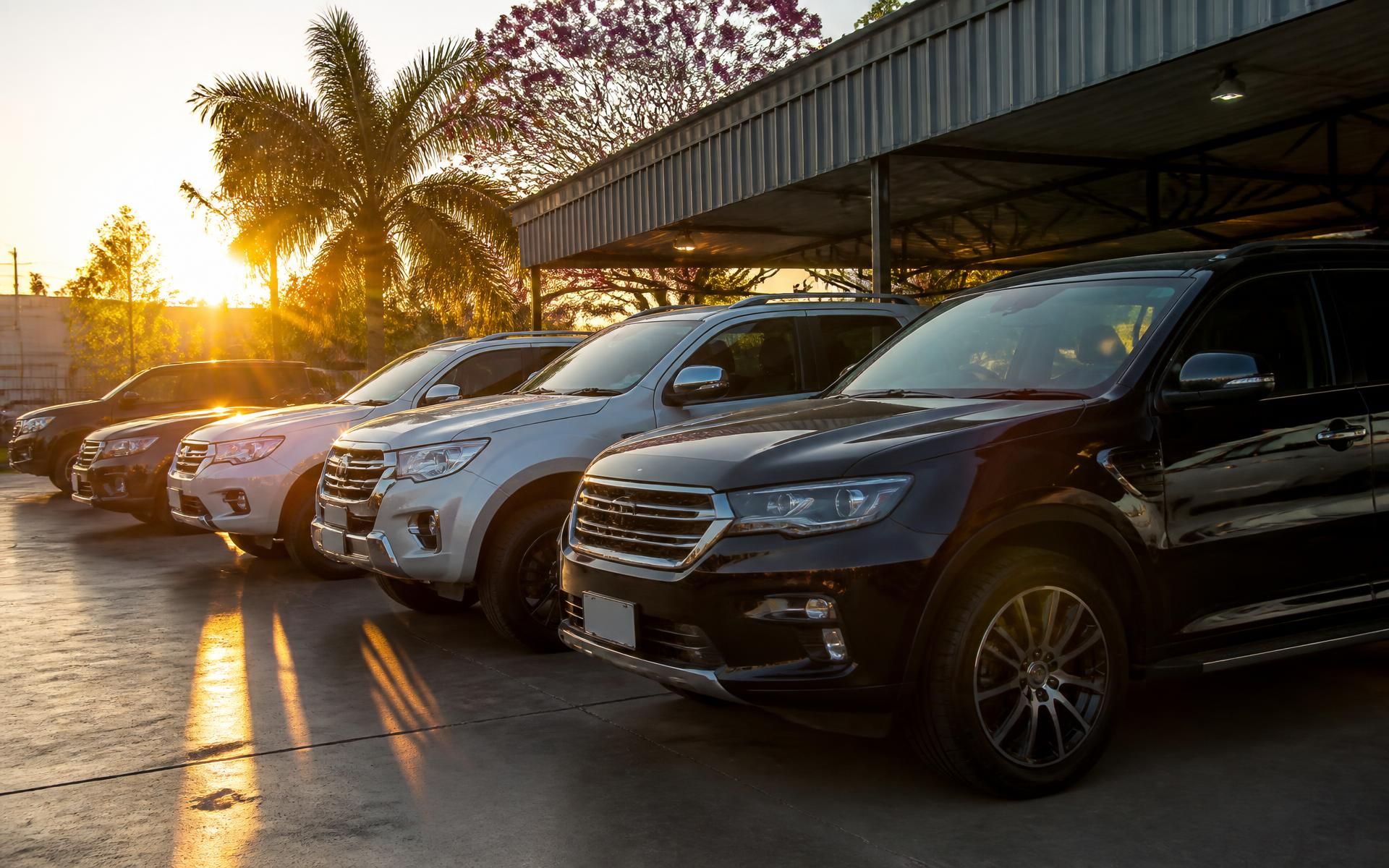 Pátio de carros ao entardecer em Campo Grande